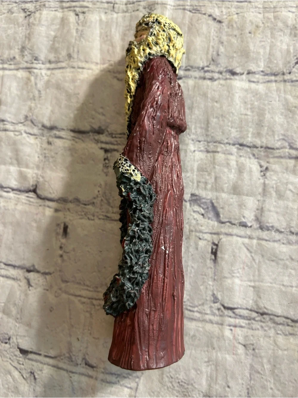GRUNGY WHIMSICAL PENCIL SANTA WITH OLD FASHION WREATH FIGURINE